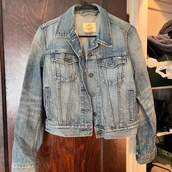 Levi's Jackets & Blazers - Levi cropped denim jacket